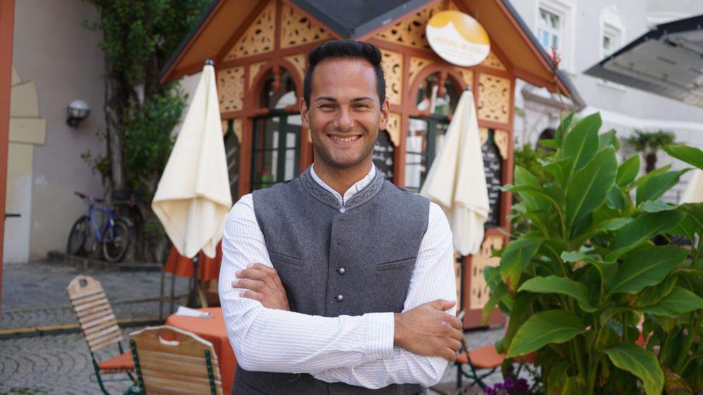 Auf Heimatbesuch am Lienzer Hauptplatz: Restaurantleiter Lukas Gerges vermittelt den Gästen die Philosophie