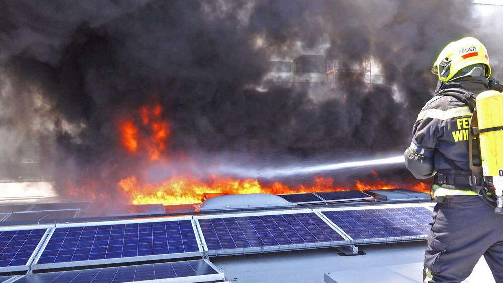 Solarpaneele auf Firmengelände in Traiskirchen in Brand