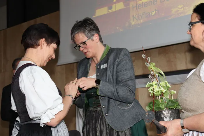 Bezirksbäuerin Anita Suppanschitz, Landesbäuerin Viktoria Brandner, Kammerobmann Werner Preßler und Kammerpräsident Franz Titschenbacher gratulierten herzlich.