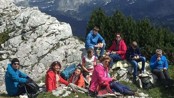 Nicht alle Wanderer verhalten sich so vorbildlich wie diese Gruppe, geführt von Seelsorger Josef Hacker