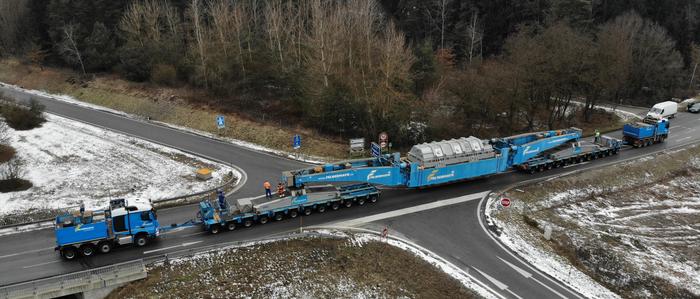 Ein Schwertransportergespann wird den Transformator von Nußdorf-Debant nach Matrei überstellen 