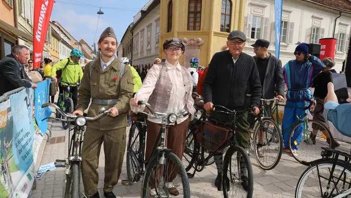 Auf dem Bad Radkersburger Hauptplatz standen beim „Anradeln“ 1600 Radfahrerinnen und Radfahrer am Start 