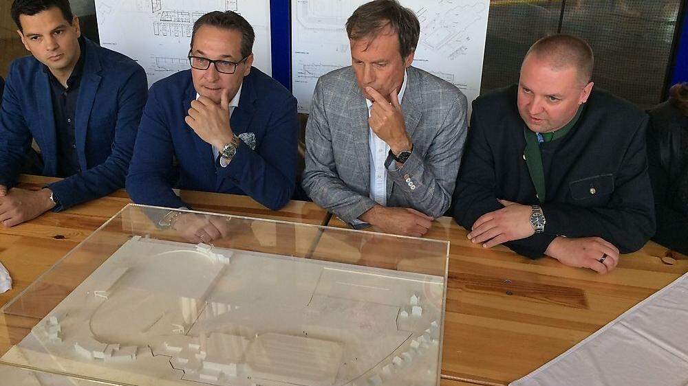 LAbg. Hannes Amesbauer, Heinz-Christian Strache, Fritz Kratzer und Vizebürgermeister Reinhard Richter studieren das Modell der neuen Halle