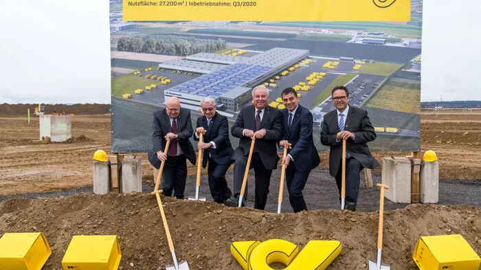 Spatenstich in Kalsdorf: Gemeinderat Peter Tabor, Post-Chef Georg Pölzl, Landeshauptmann Hermann Schützenhöfer, Logistik-Vorstand Peter Umundum, Vizebürgermeister Christian Konrad (von links)