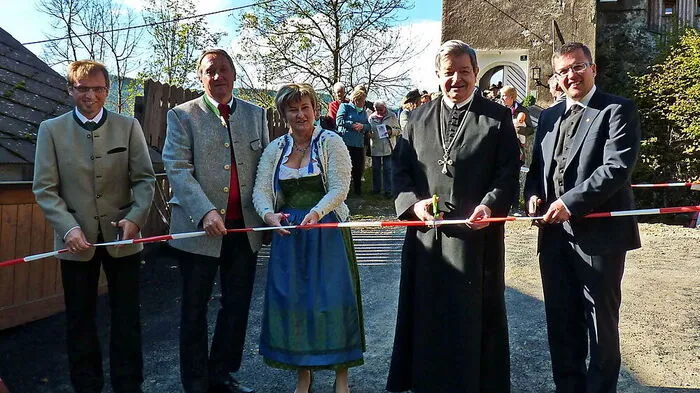 Gemeinderat Gottfried Hubmann, Vizebürgermeister Josef Pucher, Bürgermeisterin Anita Weinkogl, Abt Bruno Hubl und Pfarrer Johannes Freitag (v. l.)