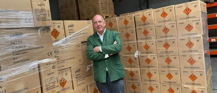 Ein Ende 60-jähriger Mann steht vor Kartons