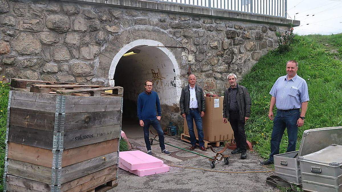 Perteneder, Fuchs, Vogl und Richter vor dem Tunnel 