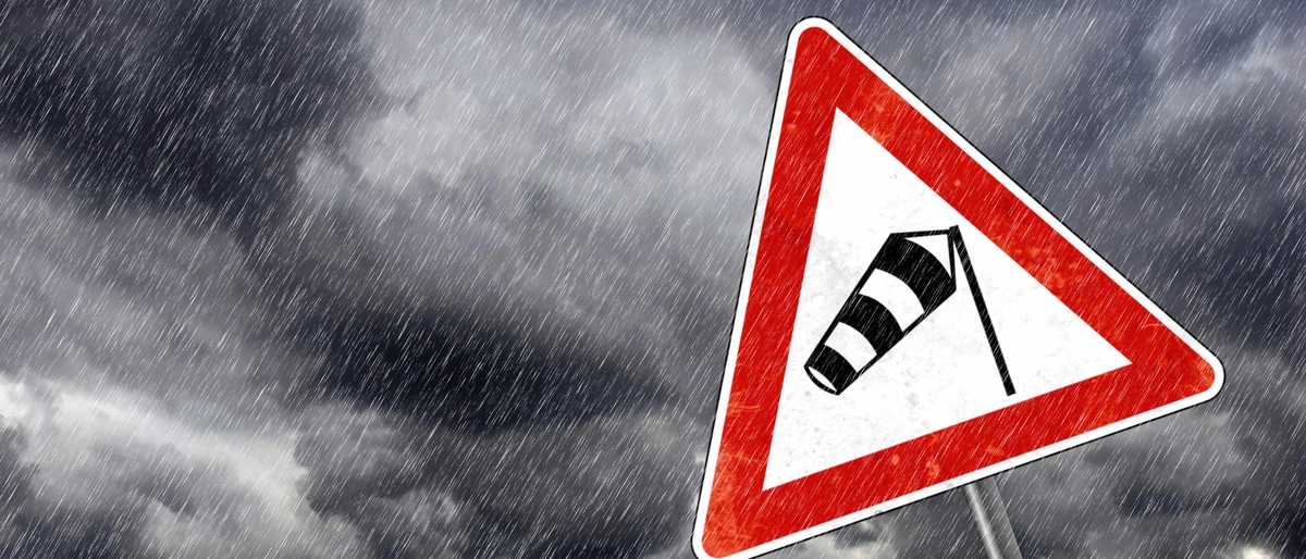 Ein Warnschild für starken Wind