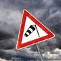 Ein Warnschild für starken Wind