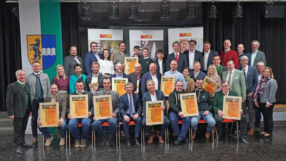 Die zehn Preisträgerinnen und Preisträger in der Kategorie Handwerk mit Vertretern des Steirischen Vulkanlandes, der Jury und der Gastgeber-Gemeinde Mettersdorf am Saßbach
