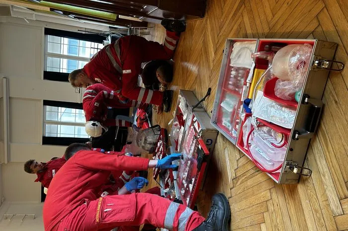 Mit diesen Stichworten wurden über 30 Sanitäterinnen und Sanitäter des Roten Kreuz Mariazellerland, des Roten Kreuz Bruck-Mürzzuschlag sowie des Roten Kreuz Frohnleiten zum Hauptplatz Mariazell unmittelbar in der Nähe der Basilika alarmiert.