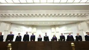 ABD0019_20230926 - WIEN - ÖSTERREICH: VfGH-Präsident Christoph Grabenwarter (Mitte) und seine Verfassungsrichterkollegen und Kolleginnen am Dienstag, 26. September 2023, anl. der Öffentlichen VfGH-Verhandlung zum ORF-Gesetz im Verfassungsgerichtshof in Wien. - FOTO: APA/HELMUT FOHRINGER