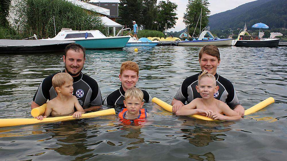 Sandro Loib- negger, Mathias Galauz und Lukas Sepperer (von links) mit Schwimm- schülern. Im Sommer veranstaltet die Wasserrettung Bodensdorf immer einen Intensiv-Schwimmkurs 