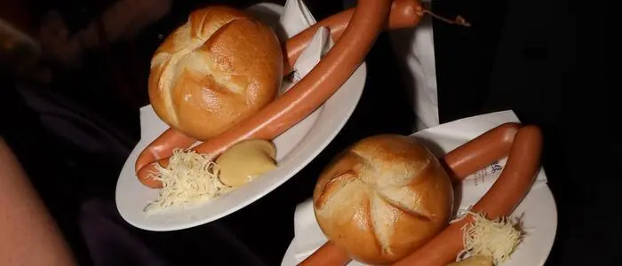 Für den kleinen Opernball-Hunger zwischendurch: Ein Sacherwürstel
