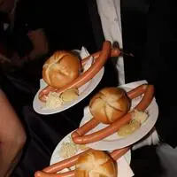 Für den kleinen Opernball-Hunger zwischendurch: Ein Sacherwürstel