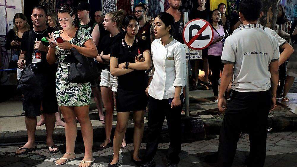 Hotels wurden evakuiert, die Touristen warten auf der Straße auf Hilfe