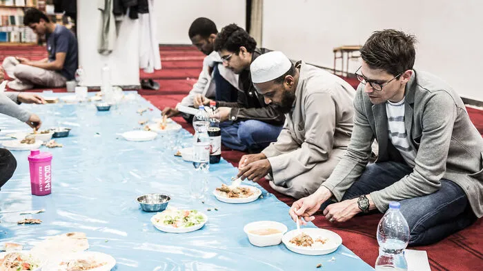Jeden Abend trifft sich die muslimische Gemeinde zum gemeinsamen Beten und Essen. Die Kleine Zeitung war dabei.