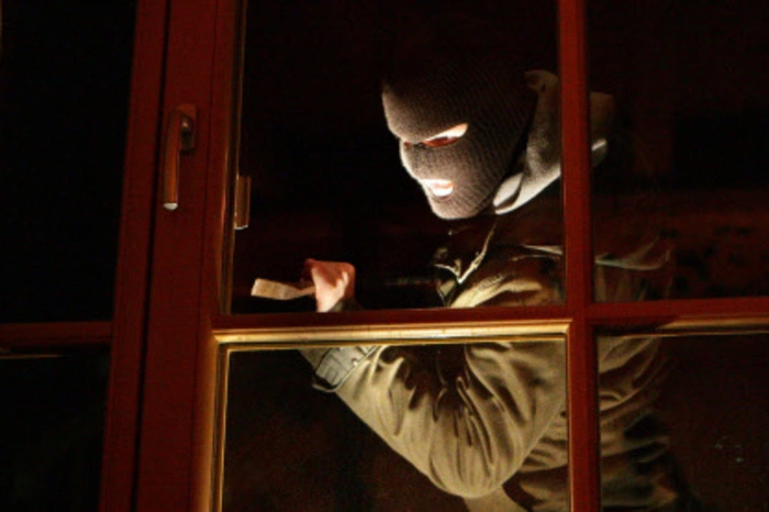 Zwei Wohnungseinbrüche, ein versuchter Einbruch sowie ein Kennzeichendiebstahl beschäftigen die Polizei. Ein Zusammenhang zwischen den Taten kann nicht ausgeschlossen werden.