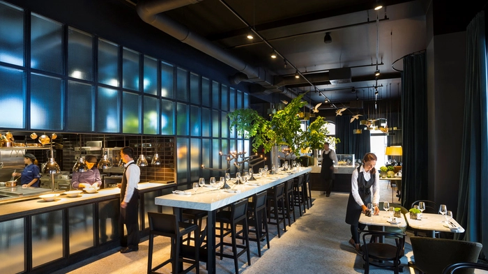 Brasserie Adriatic Restaurant. Zur Eröffnung des Adriatic im Jahre 1913 war noch Kaiser Franz Joseph an der Macht. Mehr als hundert Jahre später regiert die Kunst in diesem zauberhaften Boutiquehotel am Altstadthafen von Rovinj. Eine eigene Kunstkuratorin sorgte für die Ausgestaltung der Räumlichkeiten mit Bildern, Skulpturen und Installationen. Keines der 16 Zimmer und Suiten gleicht dem anderen. In der chicen Brasserie mit Schauküche werden Champagner und regionale Fischspezialitäten serviert, die Bar punktet mit der größten Whisky-Sammlung Kroatiens und von der Terrassenlounge des Cafés ist das bunte Treiben rund um Schiffsmole und Hauptplatz am besten bei hausgemachtem Schokokuchen zu beobachten. www.maistra.hr/adriatic_rovinj  