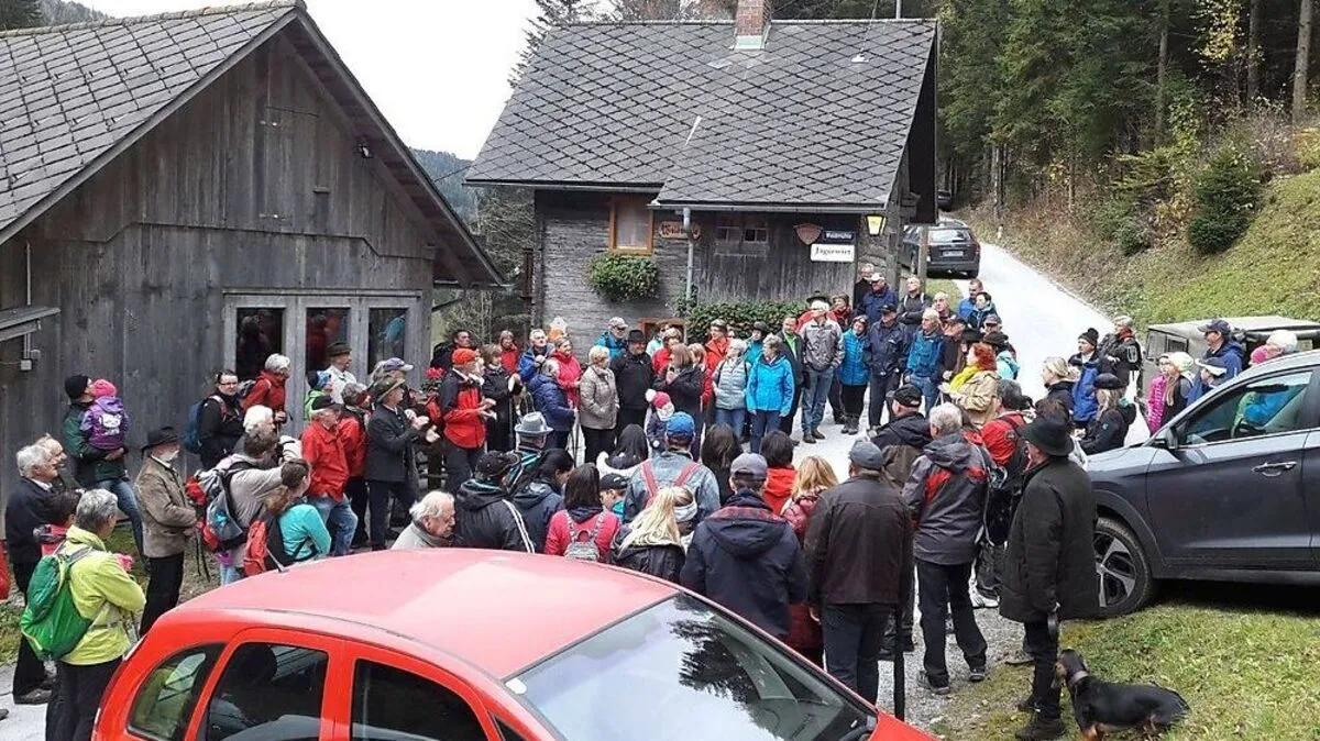 Trotz Schlechtwetters kamen viele zur Eröffnung des Rundwanderwegs