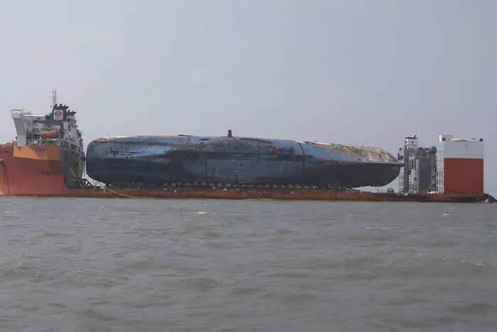 Es war ein Mammutprojekt, das vor Südkorea gesunkene Schiff namens Sewol zu bergen. Auf dem Bild sieht man, wie das 6800 Tonnen schwere Wrack abtransportiert wird.