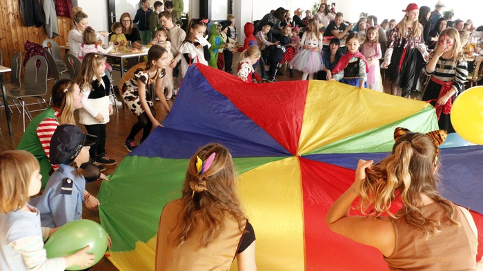 Tolles Treiben herrschte beim traditionellen Kindermaskenball...