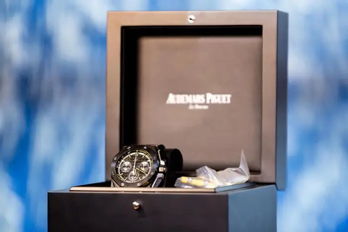 Ein Mitgrund für die gute Laune: Ebenjene Luxusuhr der Marke Audemars Piguet, die „Arnie“ nach Going „rettete“, um sie dort versteigern zu lassen. Für 270.000 Euro kam das gute Stück unter den Hammer. 
