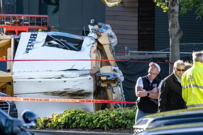 Zwei der Toten waren nach Angaben der Feuerwehr Bauarbeiter, die mit dem Kran in die Tiefe stürzten. Die beiden anderen saßen in Autos.   