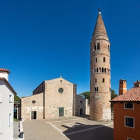 Caorles bekanntestes Wahrzeichen: der Dom und sein zylindrischer Glockenturm