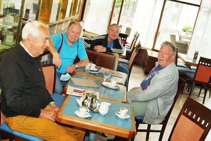 Die Gäste nahmen die Gelegenheit wahr und trafen sich auf Kaffee und Co.