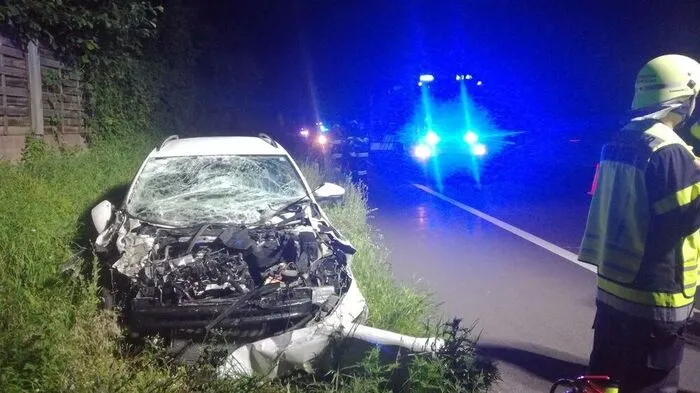 Der Fahrer dieses Wagens wurde leicht verletzt