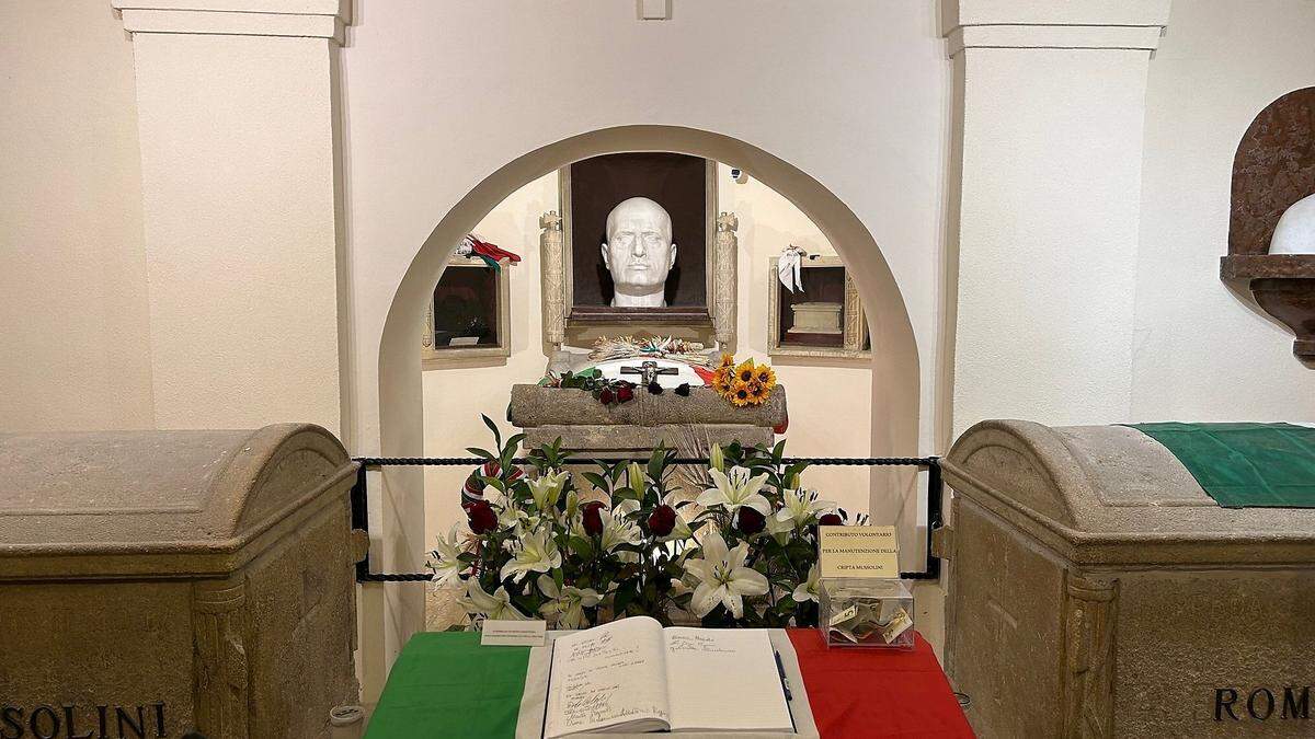 Das Grab Mussolinis