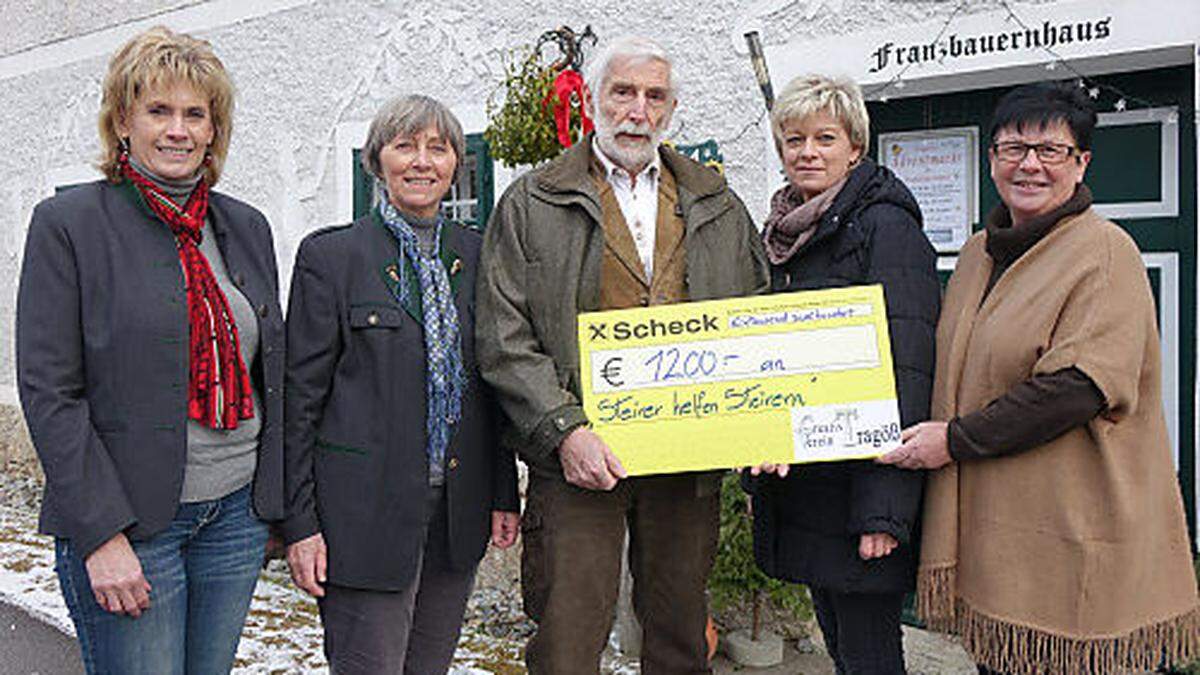 Gerlinde Wengg, Helga und Gerhard Pischinger, Andrea Emmerstorfer und Christa Mayerhofer (v.l.) vom „Creativ- Verein Tragöß“