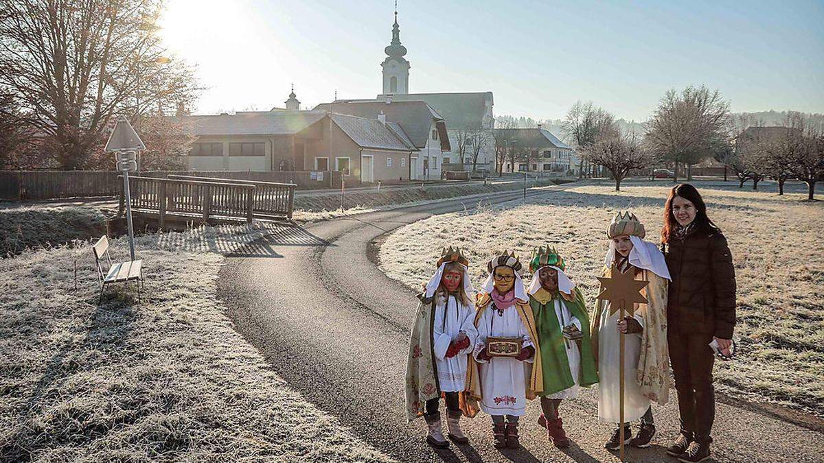 Murecks jüngste Sternsinger: Ronja, Maxime, Rosa und Ida waren an der Grenze zu Slowenien unterwegs. „Sie sind unsere kleinen Helden“, sagt Leserreporterin Annemarie Rohrbacher 