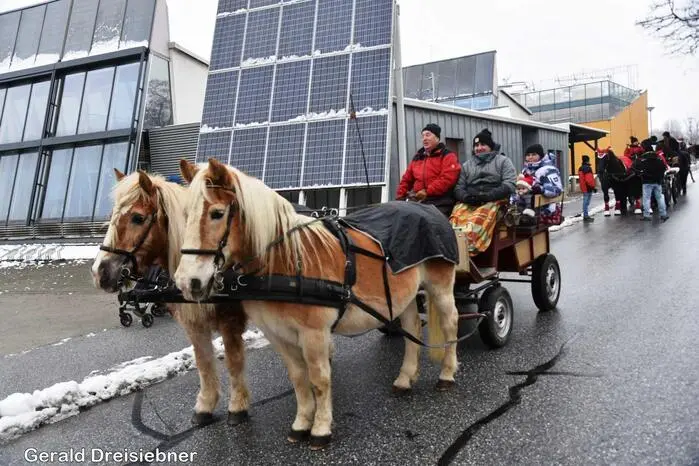 Treffpunkt war für die Reiter und Gespann beim Wellenbad. Von dort zog man gemeinsam Richtung Hauptplatz.