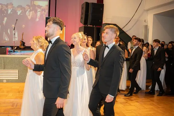 Und das Motto hielt, was es versprach: Die Eröffnungspolonaise, einstudiert von der Tanzschule Glauninger, bildete den stilvollen Auftakt der Ballnacht.