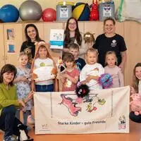 Von links: Kindergartenleiterin Sonja Gmoser, Trainerin Dominique Panebianco, Vizebürgermeisterin Sarah Katholnig (SPÖ), Lissi Mörtl und Sabine Seidler mit bärenstarken Kindern des Kindergartens Maria Gail