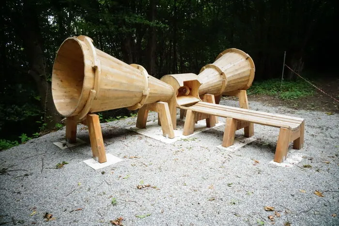 ...sowie der größte Hörverstärker der Welt. Gebaut haben beide Staionen der "Weltrekord-Tischler" Manfred Perl.
