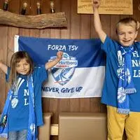 Vollen Körpereinsatz zeigen Emily (4) und David (8) für den TSV Hartberg. Sie kennen alle Fanlieder in- und auswendig