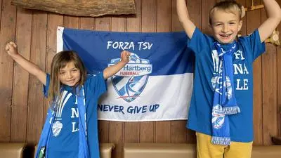 Vollen Körpereinsatz zeigen Emily (4) und David (8) für den TSV Hartberg. Sie kennen alle Fanlieder in- und auswendig