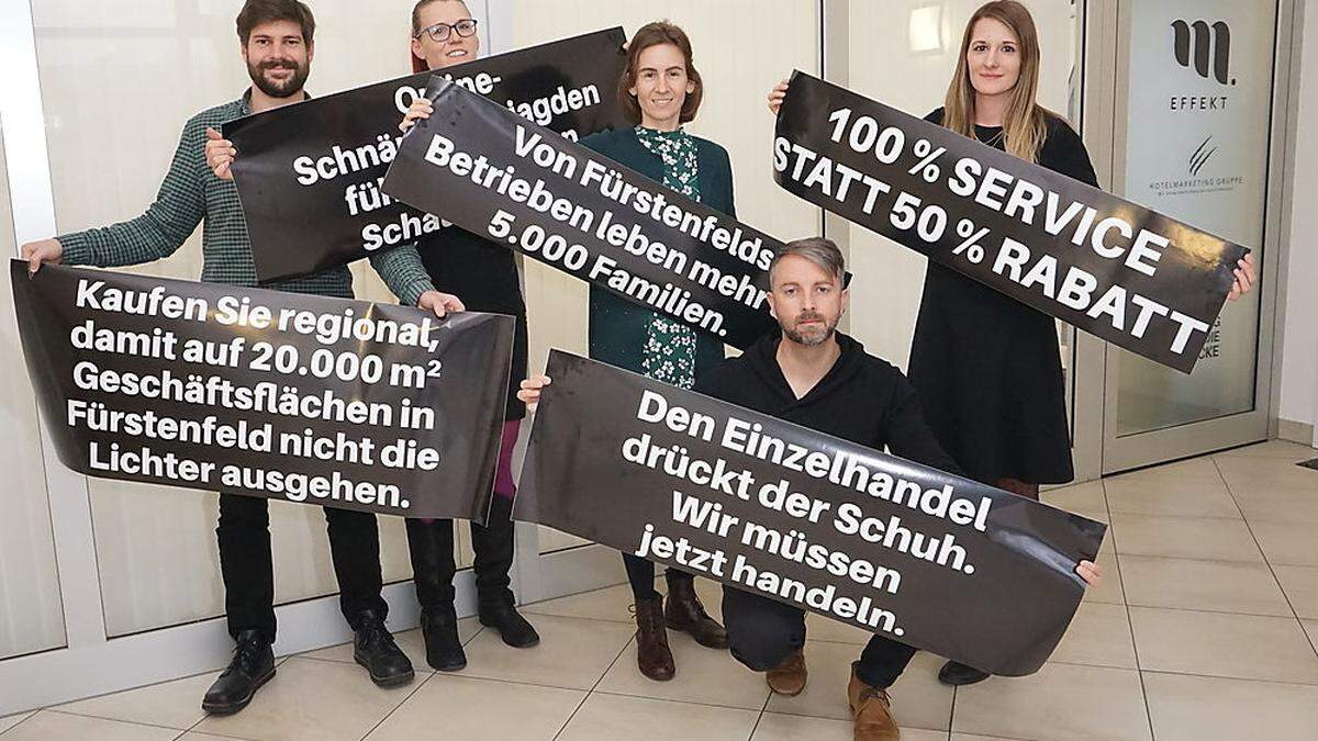 Der Fürstenfelder Handel verhüllt die Schaufenster am &quot;Black Friday&quot; mit Packpapier und Botschaften