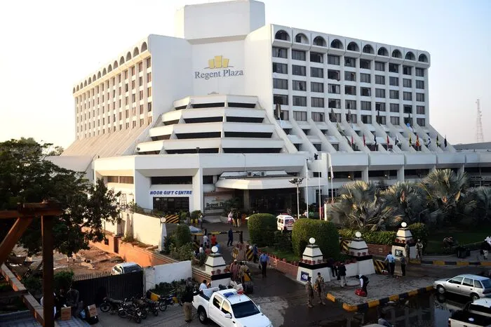 Da es im "Regent Plaza" Hotel in Karachi weder Feueralarm noch Notausgänge gab, waren viele Gäste Montagfrüh in ihren Zimmern gefangen, wie Bürgermeister Waseem Akhtar berichtete. Laut Polizei wurden elf Menschen getötet und 75 weitere verletzt.