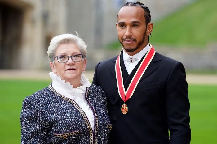 Hamilton ist nach Jackie Stewart, Stirling Moss und Jack Brabham der vierte Rennfahrer, dem diese Ehre zuteilwurde.