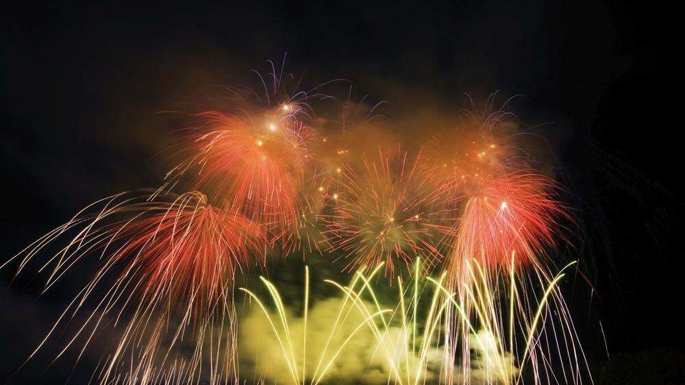 Das Feuerwerk-Testschießen lockt Gäste an, begeistert die Einheimischen aber wenig
