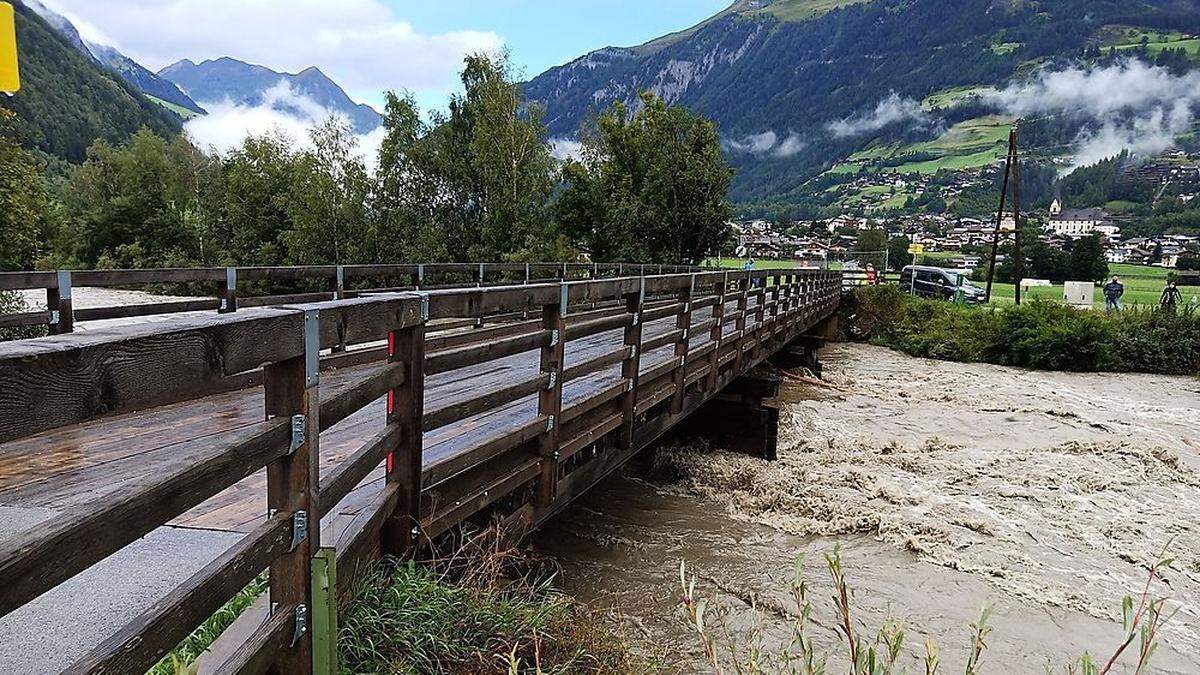 Beim Hochwasser Ende August wurde die Bichler Brücke um sieben Zentimeter verschoben 
