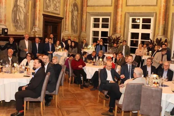 Den Ausführungen des Ministers lauschten unter anderem Landeshauptmann-Stellvertreter Martin Gruber, Bürgermeister Walter Zemrosser, Kärntner Hilfswerk-Präsidentin Elisabeth Scheucher-Pichler, Bundesrätin Sandra Lassnig, Stadtpfarrer Provisor John Opara, Alt-Bürgermeister Alexander Benedikt, die beiden Vizebürgermeister Michael Baumgartner und Doris Hofstätter, Wirtschaftskammer (WK)-Bezirksstellenobmann Walter Sabitzer, WK-Bezirksstellenleiter Robert Schratt, Bifrangi-Werksleiter Jochen Schritliser, Treibacher Industrie Aktiengesellschaft (TIAG)-Vorstand Rene Haberl, Tilly-Geschäftsführer Mario Wagner, Flex-Geschäftsführer Martin Reiner, Humanomed-Geschäftsführer Werner Hörner, „Prechtlhof“ Poldi Krassnitzer, Clusterleiter Hannes Scherzer sowie zahlreiche Unternehmer aus dem Bezirk St. Veit und darüber hinaus. 
