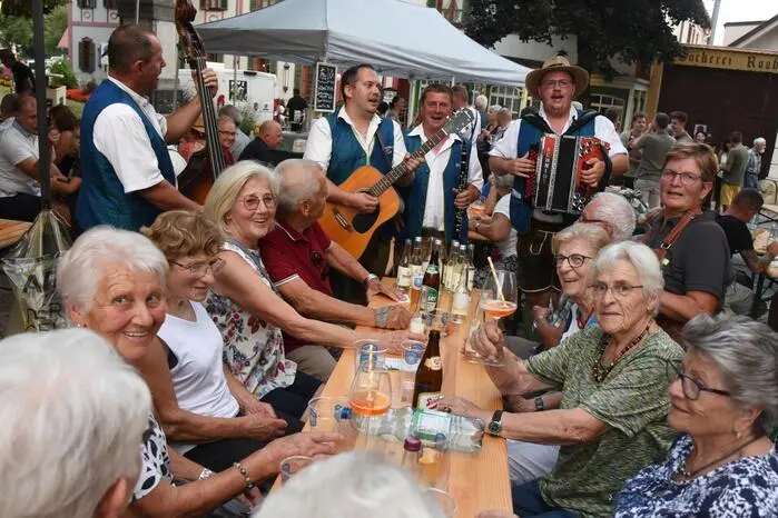 Die Gäste, darunter auch sehr viele Urlauber und Hotelgäste, genossen bei recht angenehmen Temperaturen nicht nur die von einheimischen Betrieben produzierten kulinarischen Schmankerln sondern auch das Flair eines Dorfplatzfestes.