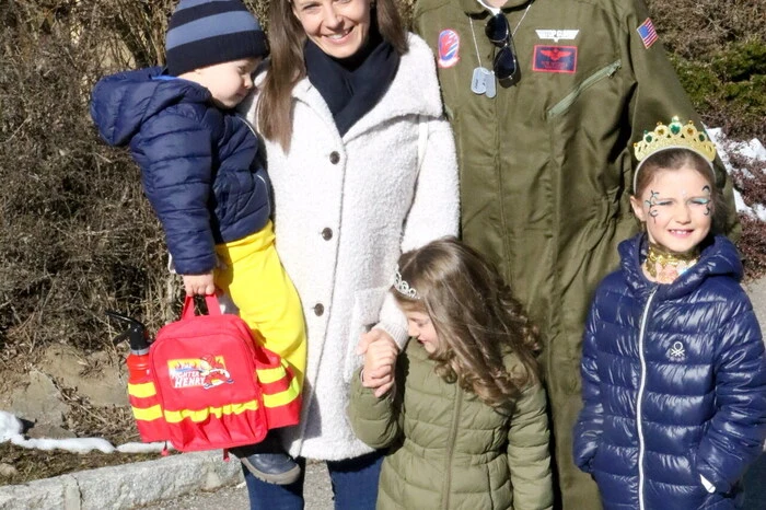 Übrigens: Auch Landesrat Martin Gruber hatte sich mit seiner Frau Ulli und den drei Kindern unter das Narrenvolk gemischt. Weiters gesichtet: Bürgermeisterin Andrea Feichtinger und Wirtschaftskammer (WK)-Bezirksstellenobmann Walter Sabitzer. 