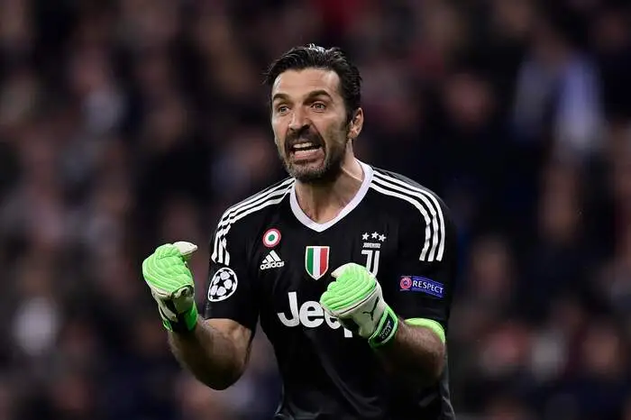 Nach dem Elferpfiff in der Nachspielzeit sah Juventus-Kapitän Gianluigi Buffon in seinem vielleicht letzten Champions-League-Spiel wegen Kritik die Rote Karte.