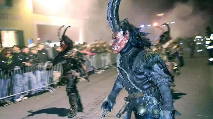 Weit über zwei Stunden lang zogen 33 Gruppen mit rund 600 höllischen Gestalten beim Geistthaler Krampustreiben an den dicht gedrängten Zuschauermassen vorbei. 